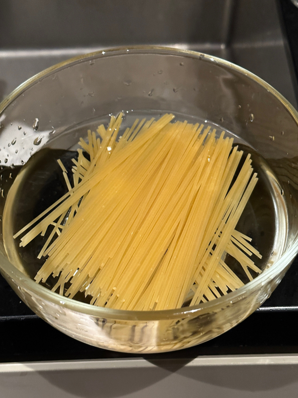 如何通过微波炉快速制作意大利面配鸡肉